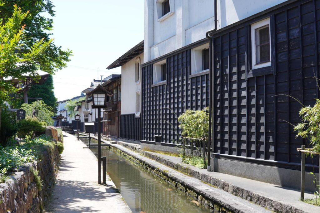 瀬戸川と白壁土蔵街　古川